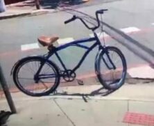 Rapaz que vende balas no semáforo chorar após ter a bicicleta furtada em Santos, e comove web