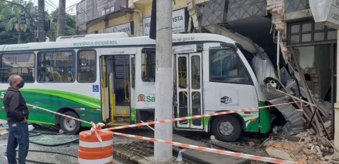 Ônibus municipal da linha 73 invadiu comércio.