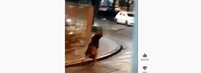 Homem furta e carrega portão na cabeça, em Santos