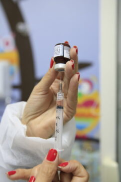 A Sesau destaca que o imunizante estará disponível para os moradores que receberam a dose anterior (terceira) há pelo menos 122 dias
