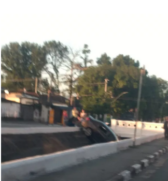 Carro cai em canal após ser atingido por veículo em alta velocidade na Zona Noroeste