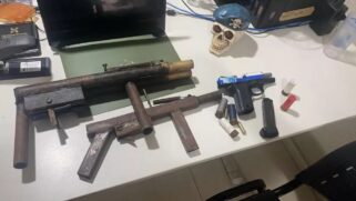 Armas foram encontradas com dupla no momento da apreensão