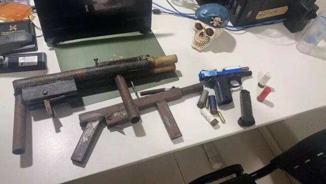 Armas foram encontradas com dupla no momento da apreensão