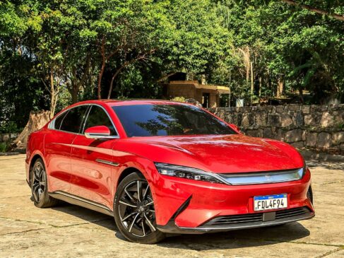 Com quase 5 metros de comprimento, o sedã elétrico da BYD adota a linguagem de design Dragon Face (cara de dragão), que leva a assinatura do renomado diretor de design alemão Wolfgang Egger (ex-Audi)