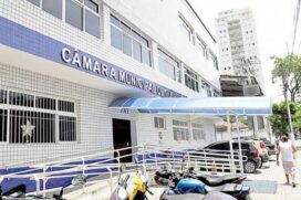 A Câmara de Guarujá possui 17 parlamentares. O documento questiona a participação dos seis na votação final do relatório da Comissão Processante aberta na Casa