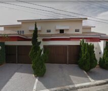 Uma casa de 968 m², na cidade litorânea de Peruíbe, pode ser adquirida a partir de R$ 2,6 milhões