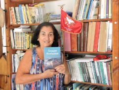 O livro mostra as atividades culturais e os grupos aos quais Beth pertence