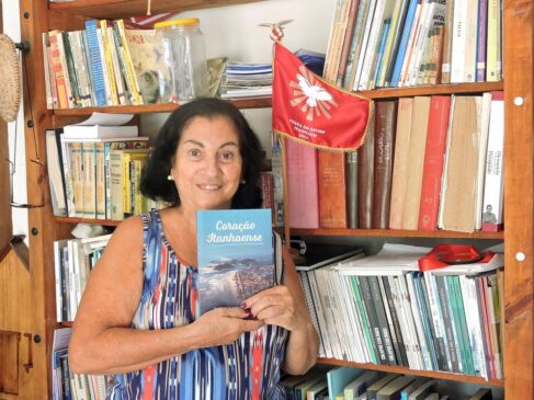 O livro mostra as atividades culturais e os grupos aos quais Beth pertence