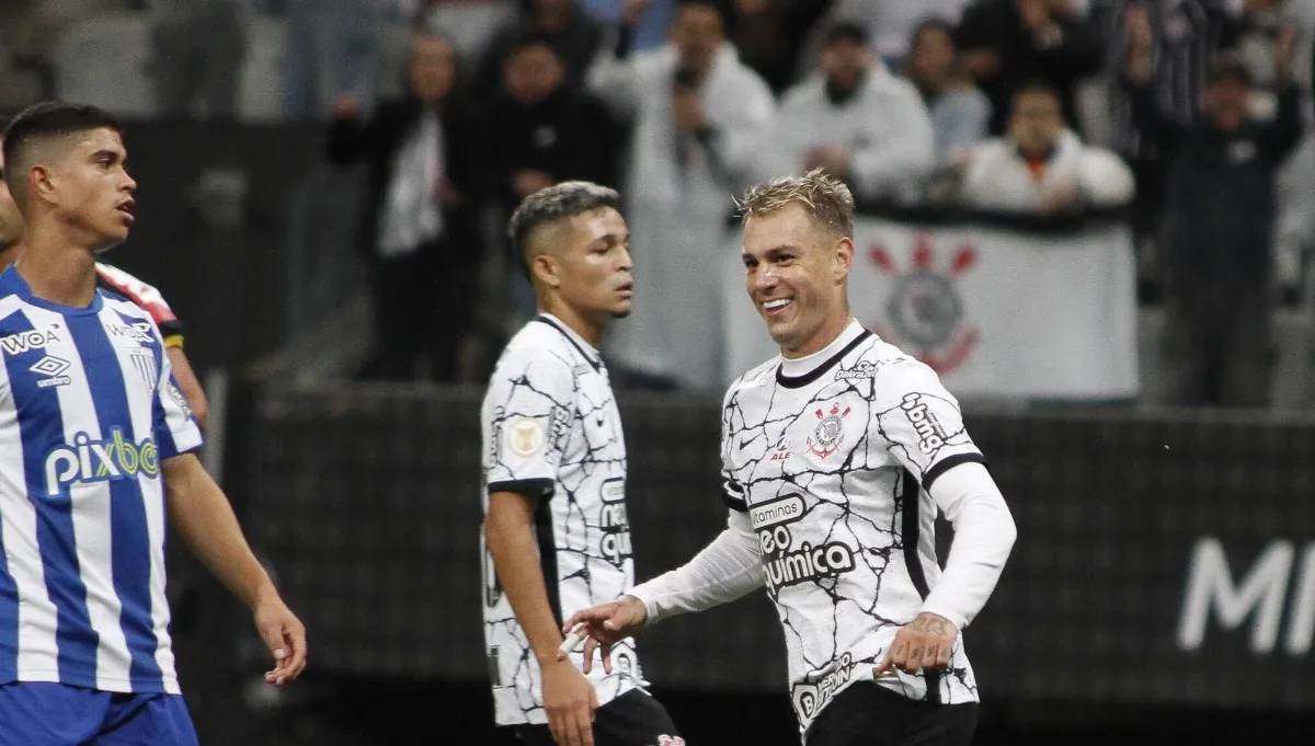 Autor de três gols, o atacante Róger Guedes teve grande atuação em Itaquera