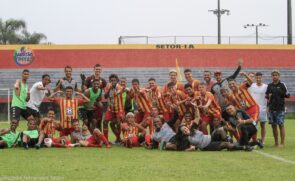 Equipe juvenil do Jabuca faz a festa no gramado do Estádio Espanha após derrotar o União Suzano na disputa de pênaltis