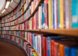 A própria ministra das escolas da Suécia, Lotta Edholm, escreveu artigo, em dezembro, em um periódico sueco em que colecionou conclusões de prejuízos com a ausência dos livros físicos