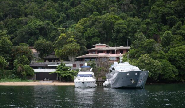 Localizada na região de Vila Velha, na cidade de Angra dos Reis, Rio de Janeiro, a propriedade tem 16.500 m², e conta com cozinha industrial, heliponto, e cais privado