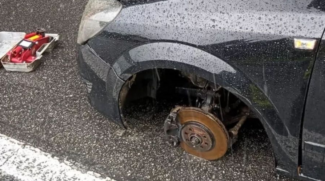 Motociclista fica em estado grave após se atingida por roda de carro na Rodovia Rio Santos