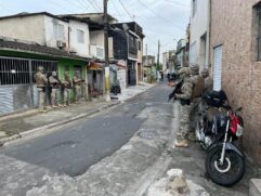 Policiais da Delegacia de Investigações Gerais - DIG de Praia Grande, com o apoio de equipes policiais do município e também de equipes de São Vicente e do GOE Grupo de Operações Especiais de Santos, prenderam três indivíduos