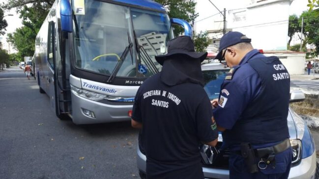 Uma das multas foi aplicada a uma empresa de turismo na Rua Lopes Trovão