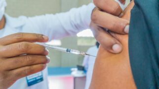 Para se vacinar, é preciso ter ao menos duas doses anteriores de vacina contra a covid-19, sendo a última há no mínimo 4 meses (122 dias)