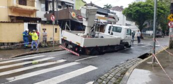 Asfalto cede após passagem de caminhão em via de Santos