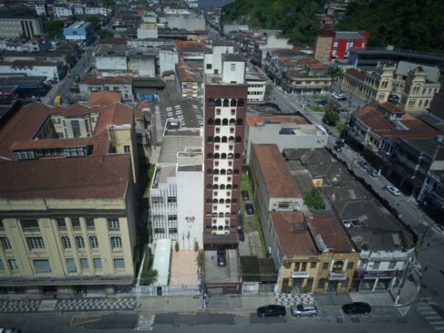 A estrutura do prédio está sendo adaptada. São dois elevadores à disposição dos moradores, e a cobertura já conta com espaço com churrasqueira