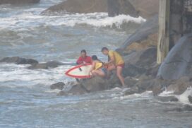 Mulher tentava se agarrar às pedras para não se afogar