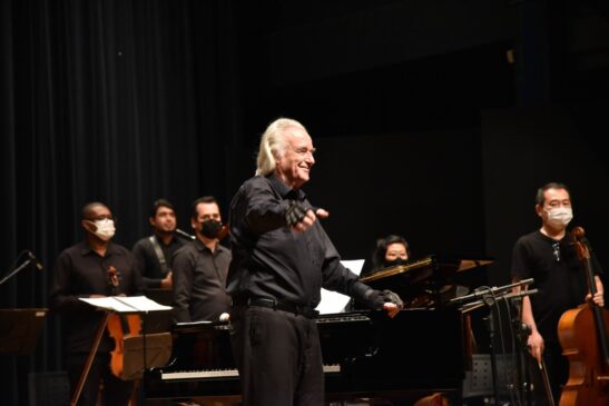 Durante o espetáculo, João Carlos Martins interage com a plateia