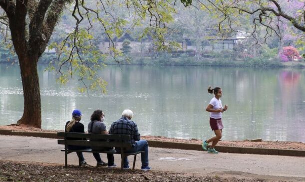 Mulher corre no parte do Ibirapuera, em SP