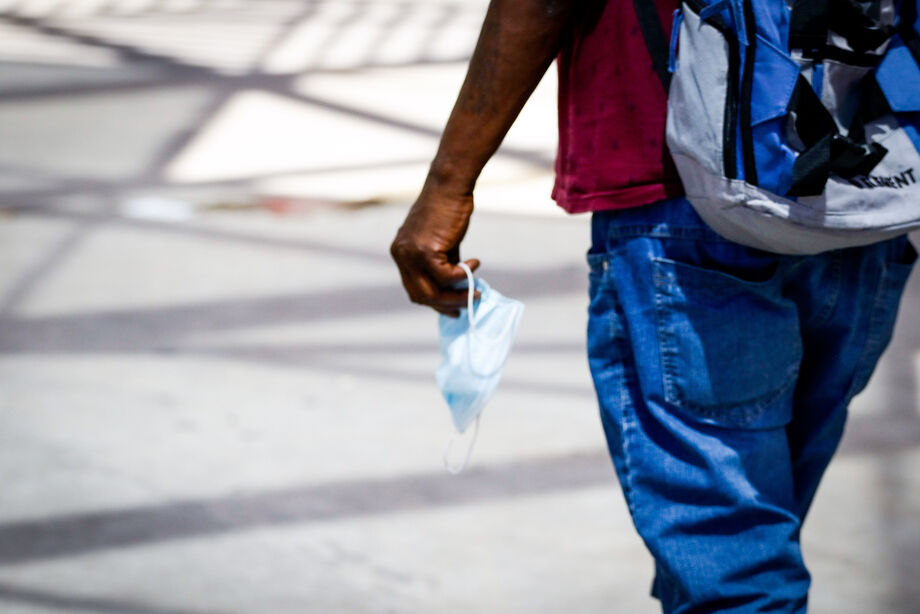 O uso de máscara deixa de ser obrigatório para pessoas sem sintomas respiratórios