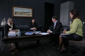 prefeita em exercício de Guarujá, Adriana Machado, reuniu-se na manhã desta quinta-feira (5), no Palácio dos Bandeirantes, em São Paulo, com o secretário chefe da Casa Civil do Estado de São Paulo, Cauê Macris