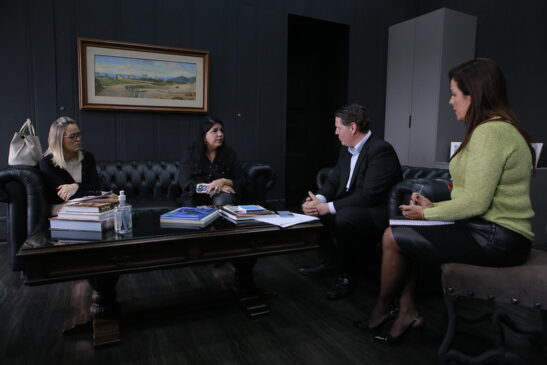 prefeita em exercício de Guarujá, Adriana Machado, reuniu-se na manhã desta quinta-feira (5), no Palácio dos Bandeirantes, em São Paulo, com o secretário chefe da Casa Civil do Estado de São Paulo, Cauê Macris