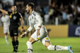 Léo Baptistão ganha confiança no Santos