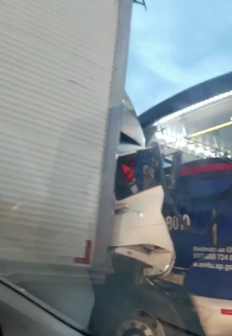 Acidente na Rodovia dos Imigrantes deixa 20 pessoas feridas; veja vídeo