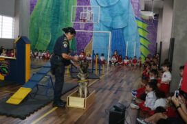 Apresentação de cão da Guarda Municipal em escola chama a atenção de crianças