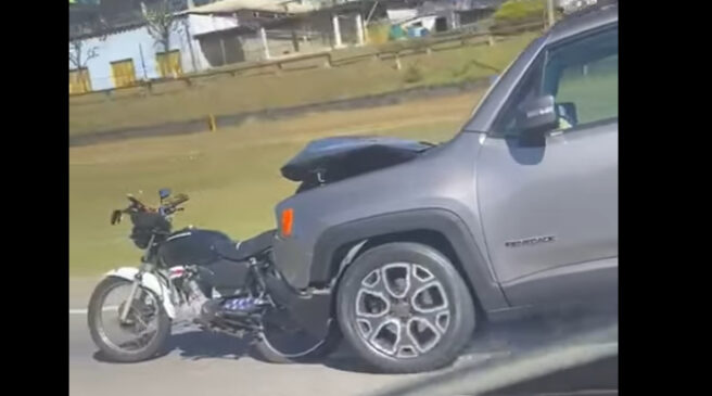 Carro arrasta moto e foge sem prestar socorro