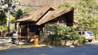 Um dos imóveis está em Duque de Caxias (RJ). Trata-se de uma casa com 180m² de área do terreno, sendo que o lance inicial é de R$ 29,4 mil