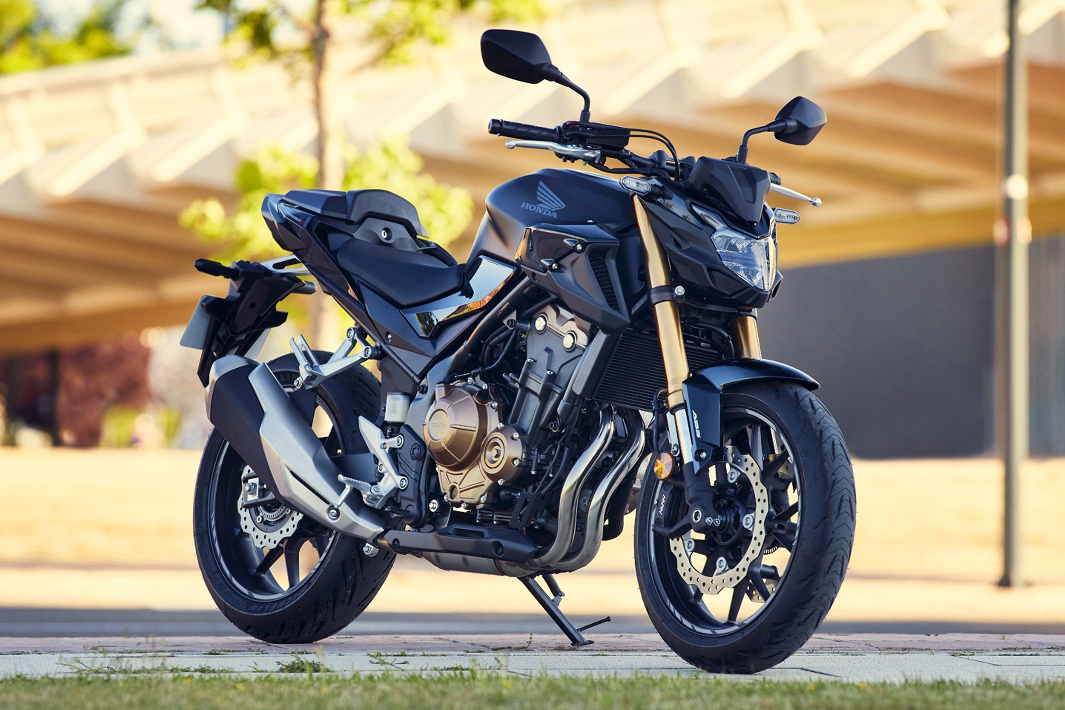 Na CB 500F, as novas rodas têm cinco raios em formato de Y e são calçadas com pneus 120/70-ZR17 na dianteira e 160/60-ZR17 na traseira