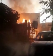 Casa pega fogo após 'apagão' e família escapa com vida em Guarujá
