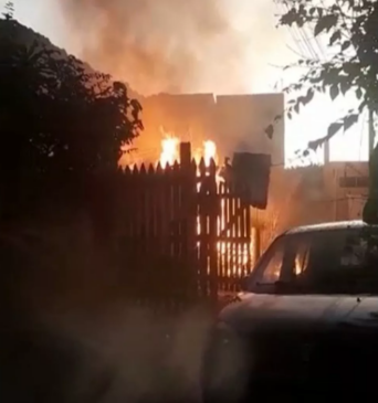 Casa pega fogo após 'apagão' e família escapa com vida em Guarujá