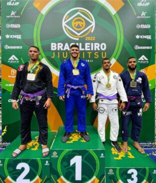 Pedro subiu no lugar mais alto do pódio na categoria pesadíssimo adulto de faixa roxa