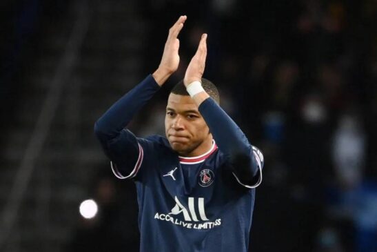 Aos 23 anos, Mbappé assinou extensão do vínculo até 2025