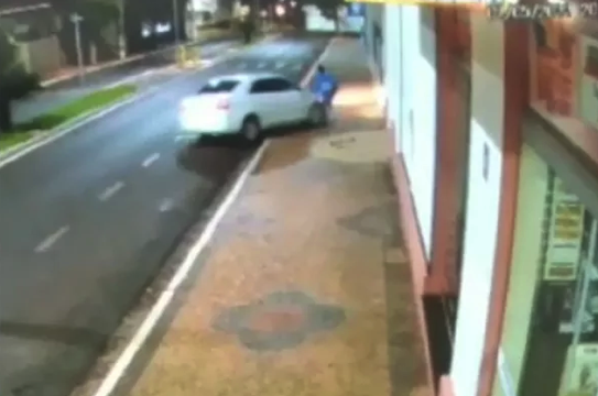 Padre atropela suspeito de roubar igreja em SP; assista