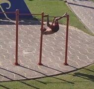 Homem usa barras da praia para fazer 'pole dance' e acaba batendo a cabeça no chão; vídeo