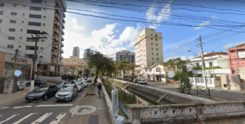 Obra em rede de esgoto bloqueia trecho de rua e muda esquema de trânsito em Santos