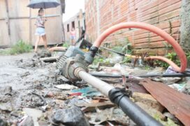 O esgoto que até hoje é jogado nos rios da maior cidade do país é o mesmo que invade a casa das famílias mais pobres nas épocas de chuva