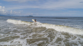 Campeonato de surf agita Praia da Riviera, em Bertioga