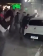 Motorista embriagado avança com carro em calçada de bar e atinge clientes