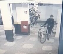 Trio invade prédio em Santos durante madrugada e furta bicicletas; vídeo