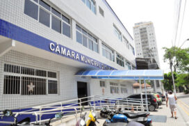 Em Guarujá, o subsídio do vereador é 11.529,00 (brutos) e de agente legislativo (comissionado) é R$ 9.128,00 (brutos)