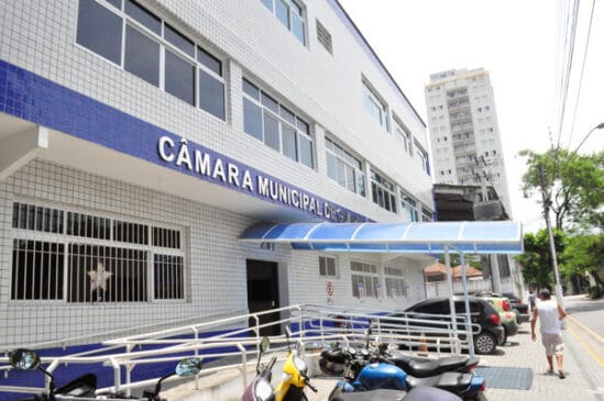 Em Guarujá, o subsídio do vereador é 11.529,00 (brutos) e de agente legislativo (comissionado) é R$ 9.128,00 (brutos)