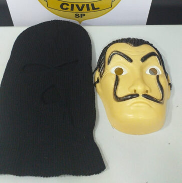 Máscaras foram encontradas no imóvel onde o suspeito se escondia
