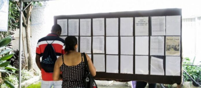 Pessoas procuram emprego em mural de vagas em São Paulo