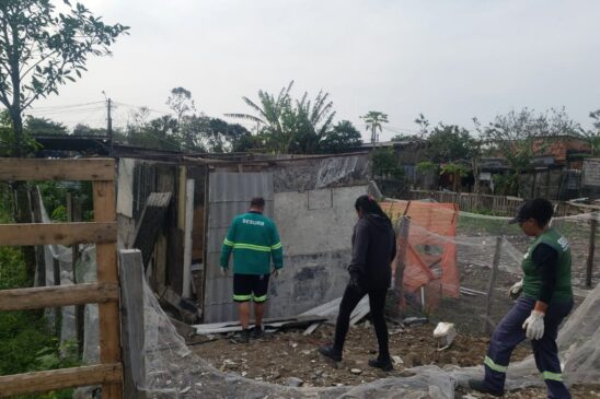 Duas construções irregulares em área congelada no Bairro Ribeirópolis são demolidas
